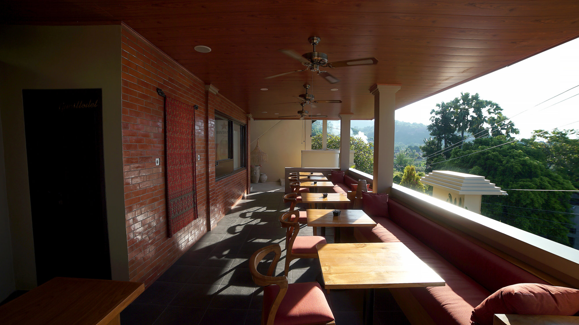 Breakfast restaurant with all-day dining